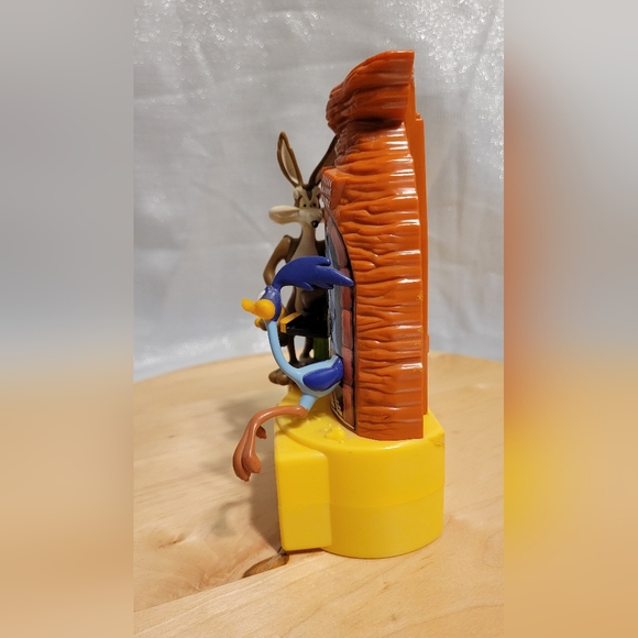 Pez 1998 Looney Tunes Wile E. Coyote and Road Runner Candy Hander - Picture 3 of 12